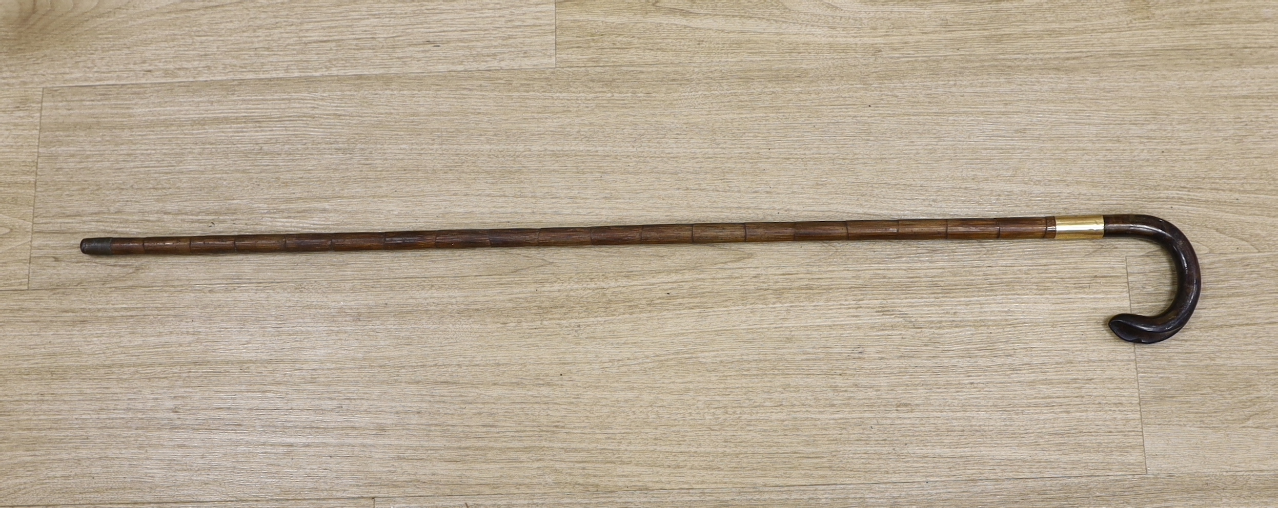 A gold banded walking stick with horn handle, 92cm